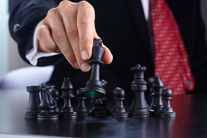 Mann im Anzug spielt Schach