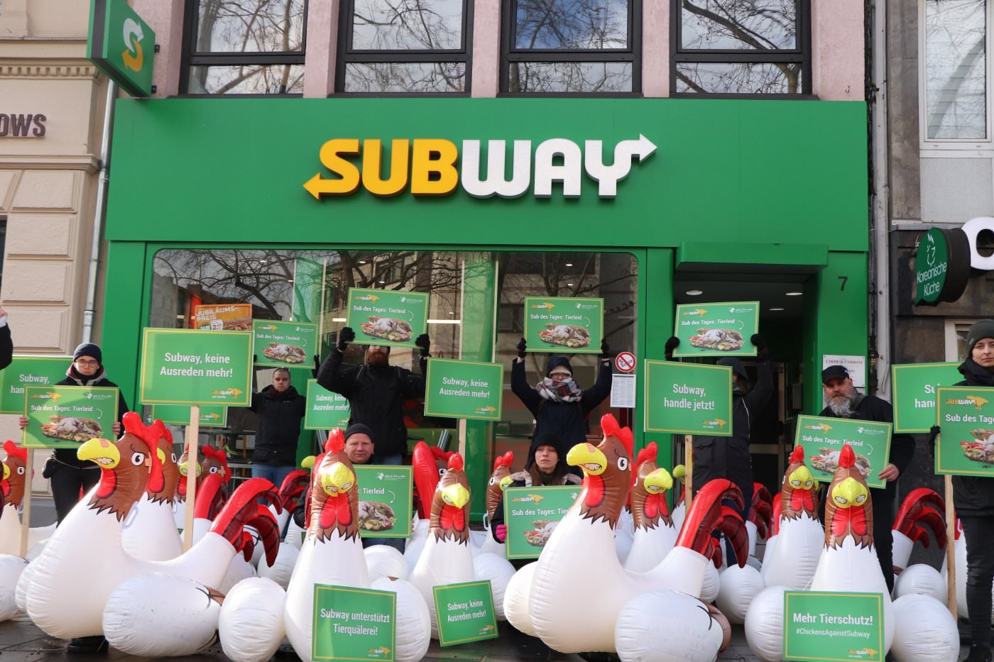 Hühner-Protest vor Subway am Chlodwigplatz in Köln.