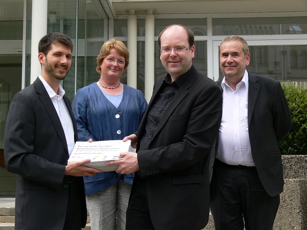 Unterschriftenübergabe Verbandsklage Niedersachsen