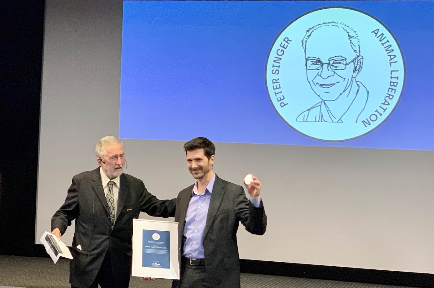 Dr. Walter Neussel überreicht Mahi Klosterhalfen den Peter-Singer-Preis 2019