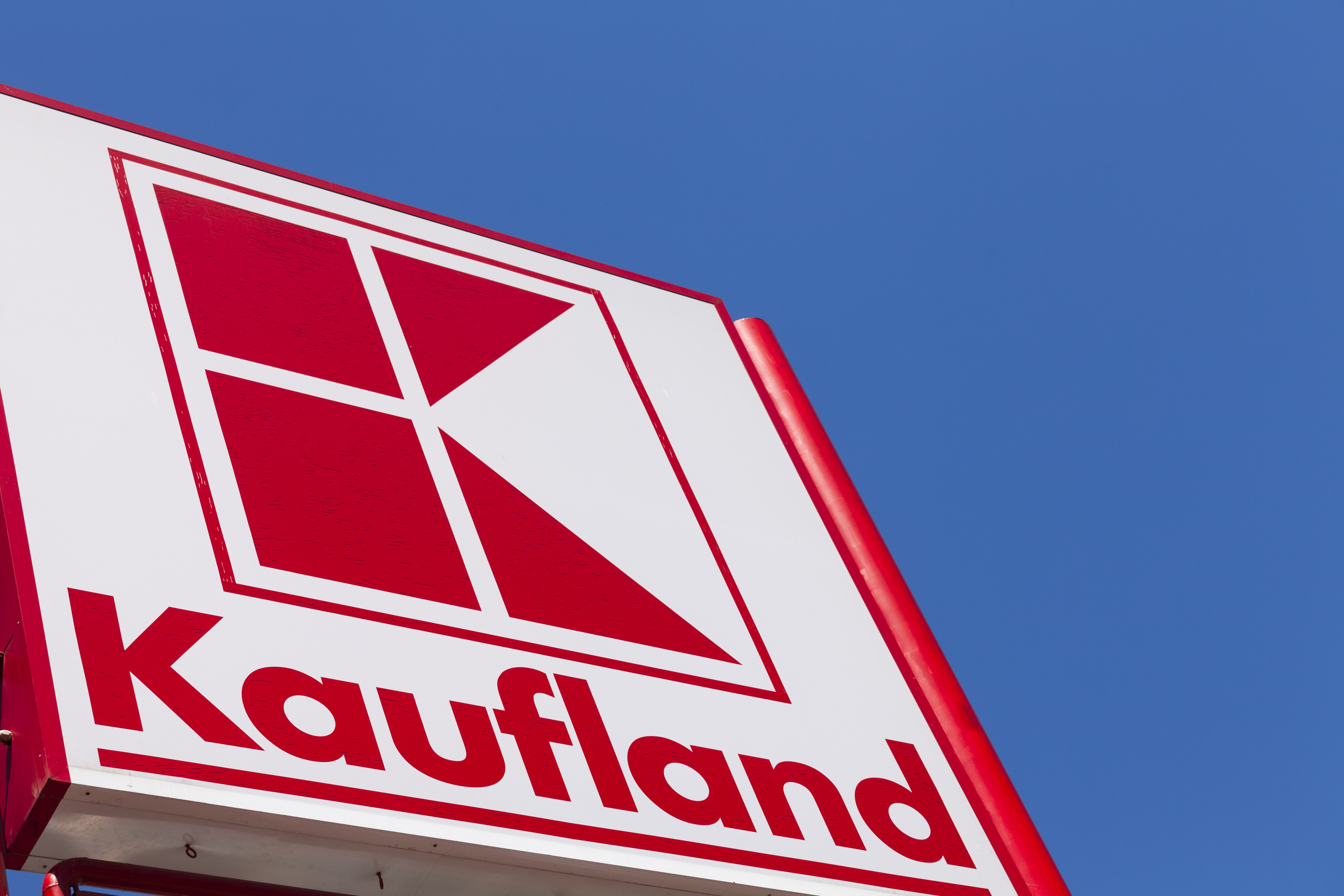 Kaufland-Logo vor blauem Himmel