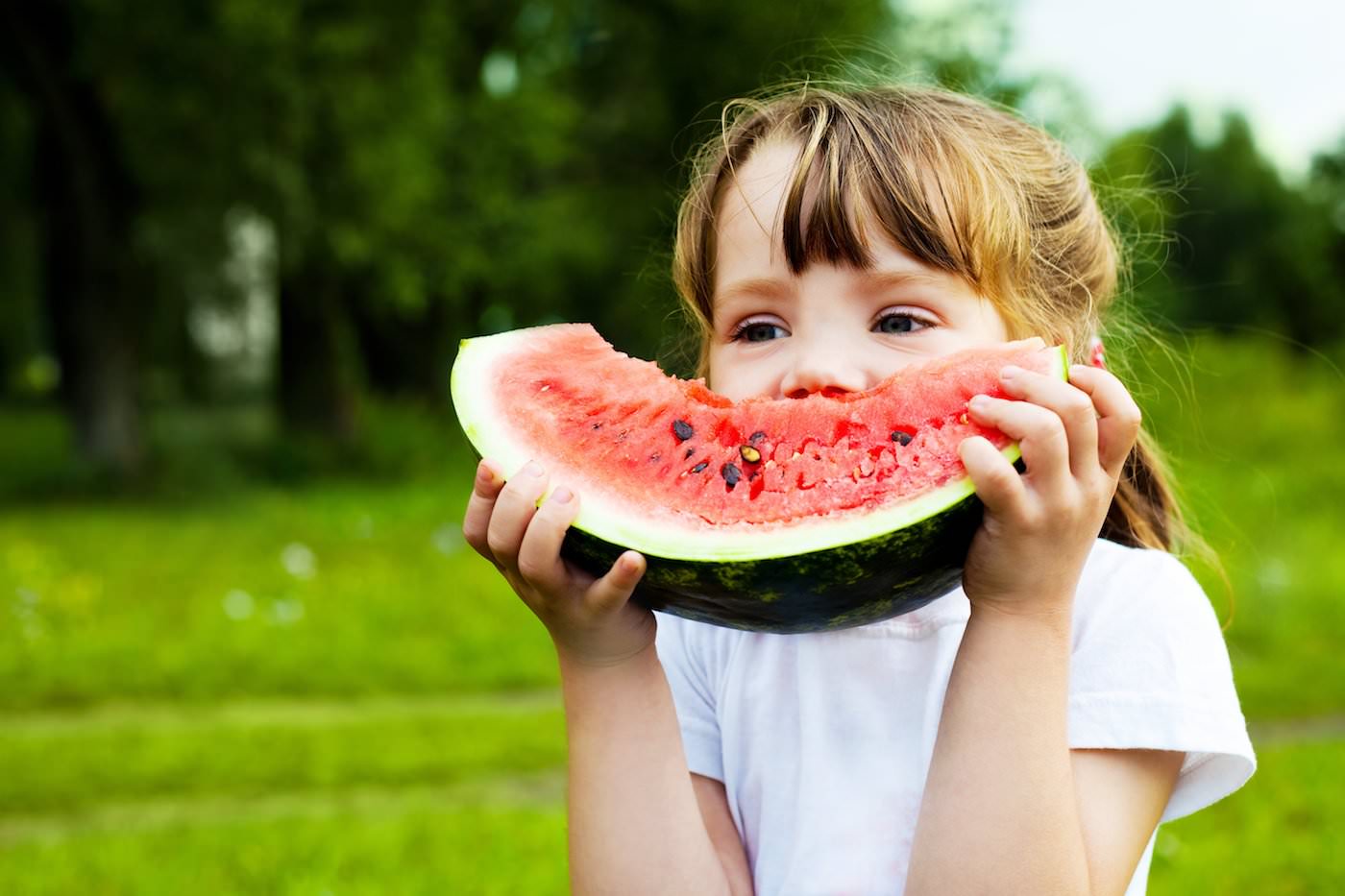 Maedchen isst Melone